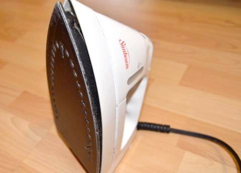 アイロンの焦げの落とし方！ガンコな汚れをキレイに取る方法は？コジカジ