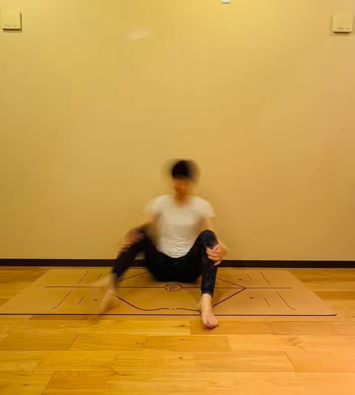 ヨガのポーズ紹介🧘‍♂️, ⁡, ガルーダアーサナ 上半身のみ , ⁡, ❏ポーズの効果, 肩コリ緩和、二の腕の引き締め , ⁡, ❏ point,肩が内に入らないように優しく胸を開きながら, 呼吸をたっぷり味わってみると◎, 肩や肩甲骨の緊張から解放されて, 上半身がスッキリ𓂃,デスクワークの方や肩コリでお悩みの方, 是非、お試しください, ⁡, 🏷,