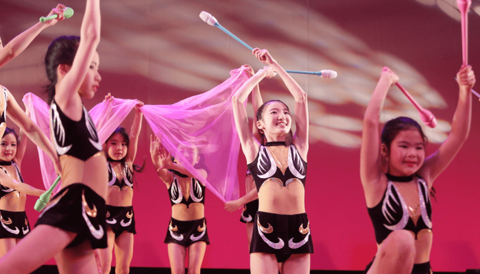 筋トレ美少女は7歳なのに腹筋バキバキでシックスパック