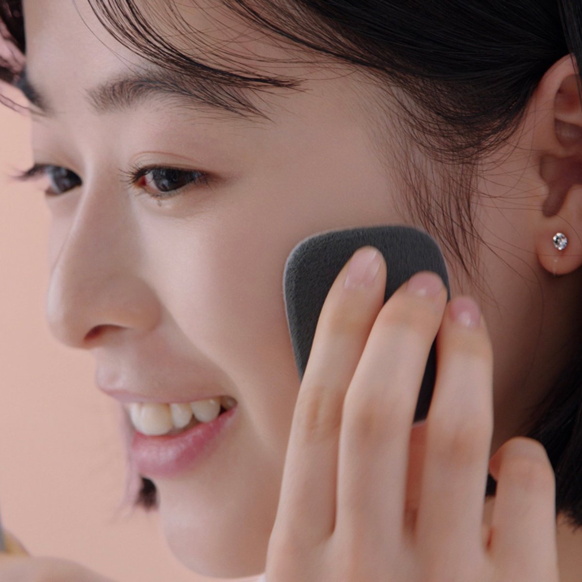 森七菜 が出演する 花王 プリマヴィスタ のCM 「22秋フェイスパウダー ポアレスフィクサー」篇。CM など最新の動画をまとめるサイト ~動画NOW