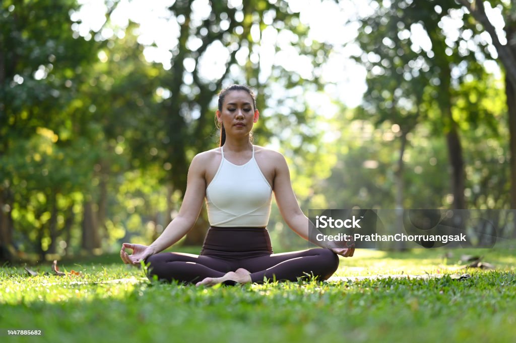 座って瞑想する女性 写真素材5116898- フォトライブラリ