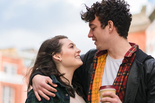 付き合ってないのに？「肩を抱いてくる」男性心理と上手なかわし方みのり当たる無料占い＆恋愛占い