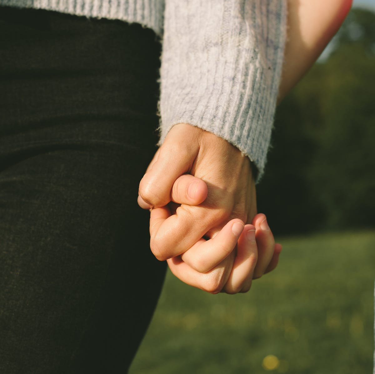 女性から手を繋ぐのにおすすめなタイミング10選！手を繋ぎたいサインや男性心理も結婚相談所なら ゼクシィ縁結びエージェント