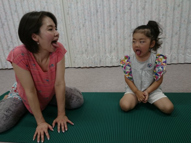 ライオンのポーズで頬のたるみ改善: 美顔器の効果をいろいろ比較してみた