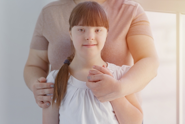 ダウン症の赤ちゃんの顔の特徴トリソミー21症状 - ダウン症のベクターアート素材や画像を多数ご用意 - ダウン症, 症状, イラストレーション -iStock