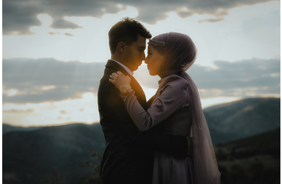 ハグするときの手の位置で心理がわかる！男性が好む女性の手の位置も紹介4MEEE