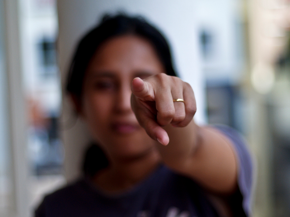 指をさす行為がもたらす心理的影響とその解決策Communication Catalyst