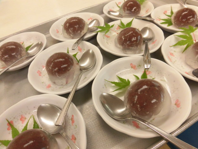 盛り上がる高齢者レクリエーション10選！座ってできるレク＆夏祭り - 介護COPE