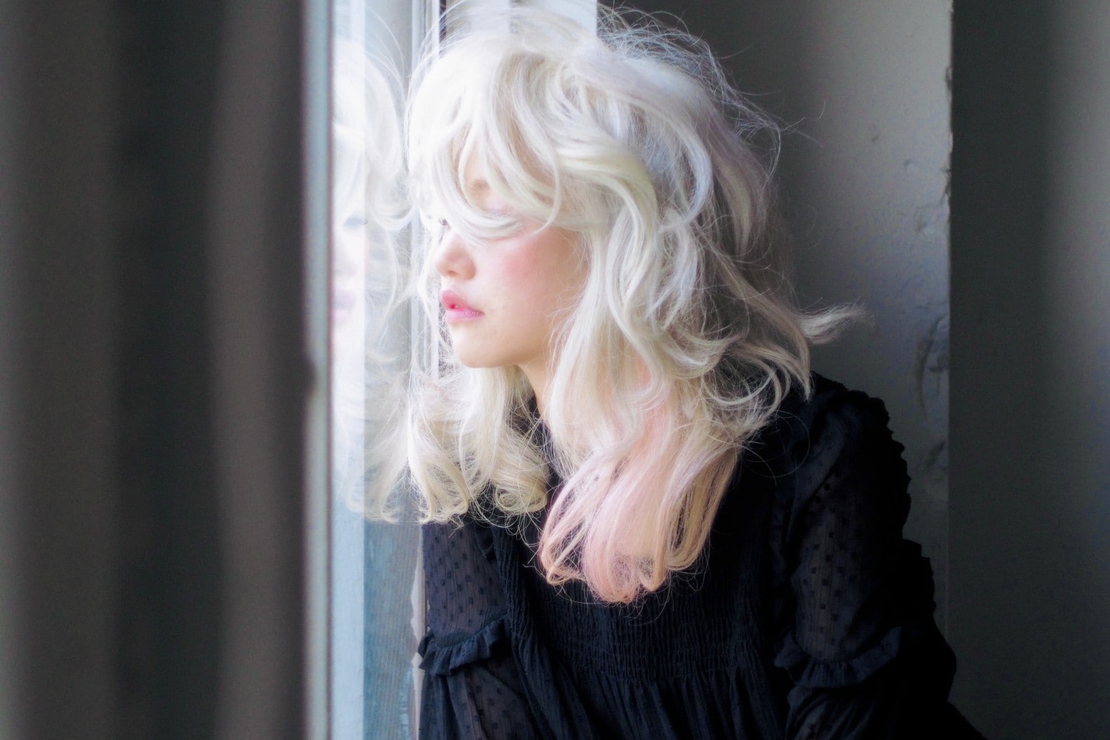 菅田将暉きっかけで白髪染めからグレイヘアへ！輝く63歳シニアモデルは“意外な前職”で『ルックルック』やNHK幼児番組出演 « 女子SPA