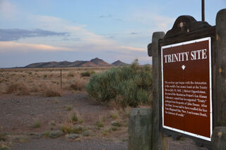 世界初の核実験 トリニティ実験 1945年 核出力20kt - YouTube