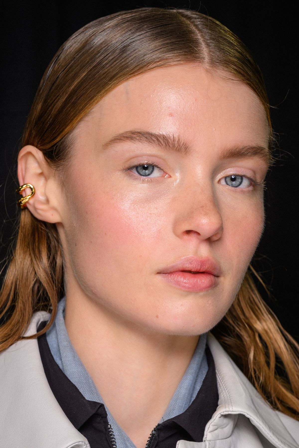 2025年春夏メイクトレンド。素肌が際立つ、血色感のあるほんのり艶チークにトライVogue Japan