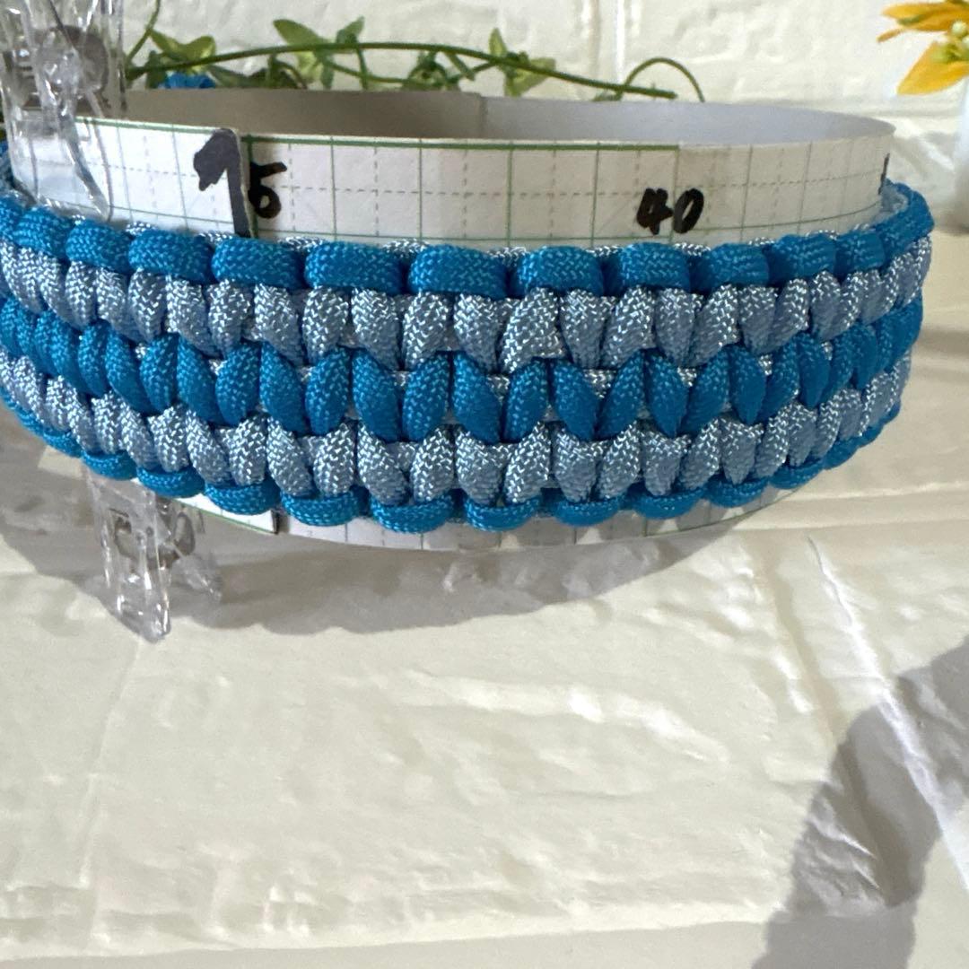 首輪の編み方を動画にしました。, 結合が得意な人は結合で1本にして編んでもOK🙆‍♀️, 使用したパラコードは4mmのパラコード2本。,約30cmの首輪を作るのに、紺色のラメ入りコード3mとレインボー色２m使用しました。, 出来上がった首輪の幅は約1.5cmです。,紺色のラメ入りのコードはオンラインショップでも販売中❣️, レインボーの方はただいま品切れ中です🙇,