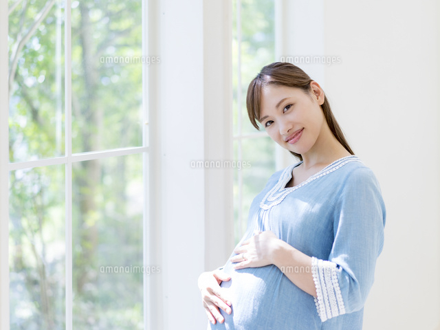 お腹に手をあてる妊婦31936209 の写真素材 - アフロ