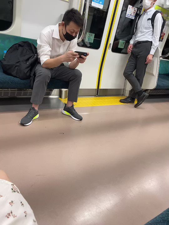 電車内で勃起チンポを露出！ - QueerClick