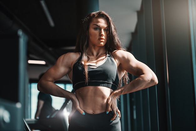 フロントリラックス』 . 女子フィジークの規定ポーズ . リラックスと言う名前のポーズでありながら最も深く また難しいposing .左は初めて舞台デビューの9年前 . 右は2024.9.1 . コンテスト時の写真と職場で撮影した物で同条件では ないですが、身体の違いと言うよりも