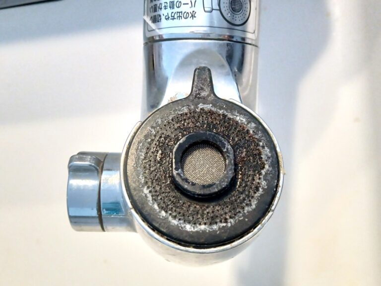 夏のプール、洗眼器で目を洗う？洗わない？塩素の目への影響などを眼科医が解説