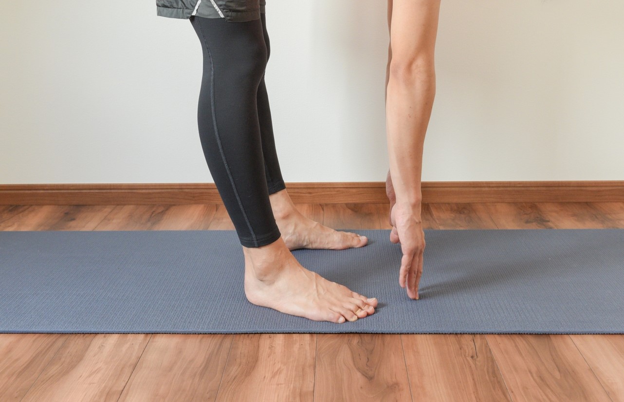 前屈、あぐら、長座が苦手な人必見！ 効率的かつ効果のある前屈の深め方 お尻歩き＆腿裏ストレッチヨガジャーナルオンライン