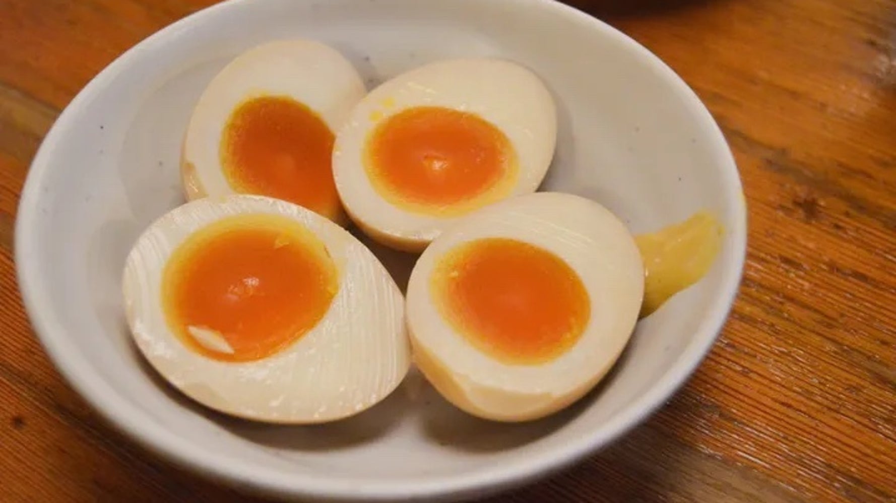 時短！ゆで卵を茹でずに作る方法お湯を沸かして卵を茹でなくても、少量の水で4分蒸すだけで、おいしいゆで卵 ができます！黄身のかたさは、火を止めた後の蒸らし時間で調整。 使用する水の量が少ない⇒お湯を沸かす時間が省ける⇒ 結果、短時間で調理できます！時短