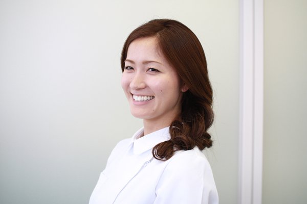 忙しい看護師さんの超簡単まとめ髪アレンジテク「くるりんぱ」│看護師ライフをもっとステキに ナースプラス