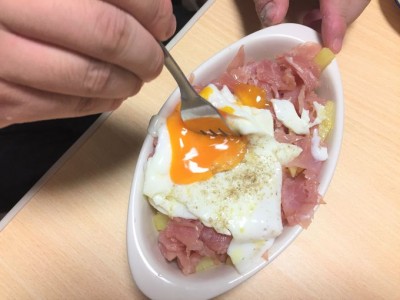 大阪・エチョラ 人気スペイン料理シェフが教える 本場スペインバルでも人気のレシピ「ウエボスロトス」のつくりかた - 料理王国