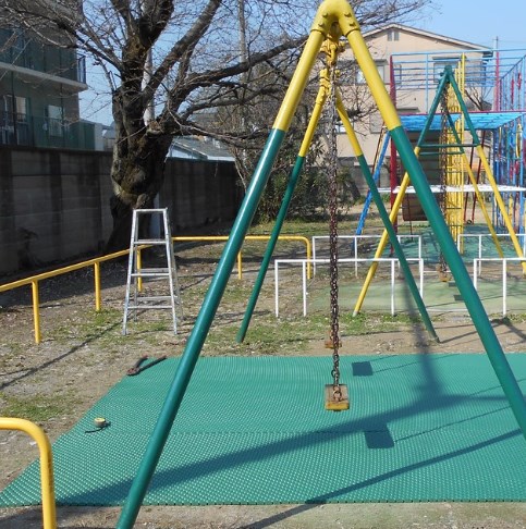 今となっては危険!? 公園から消えつつある「懐かしの遊具コレクション」