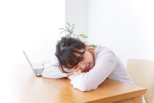 Amazonお昼寝枕 仮眠用枕 デスク用枕 昼寝枕 固定クッション 机で寝る枕 うつ伏せ寝枕 うつ伏せ クッショ ンお昼寝枕 昼寝用枕 携帯用枕旅行 オフィス 俯せ 椅子 ブルー 折りたためる枕携帯枕 オンライン通販