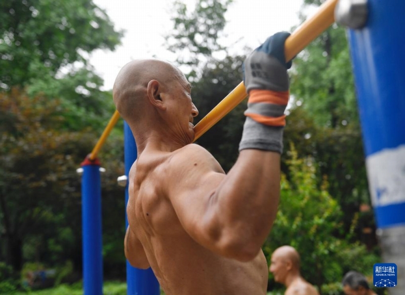 ストリートワークアウトに励む平均年齢65歳の「マッチョおじいちゃん」たち 四川省6 --人民網日本語版--人民日報