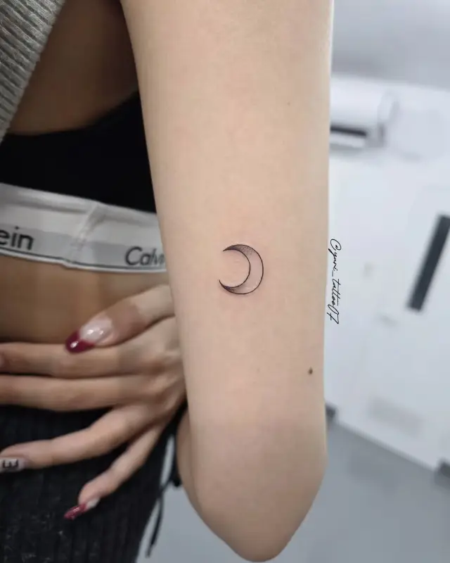 月タトゥーダイヤタトゥーmoontattoo耳裏タトゥーbackofeartattooワンポイントタトゥーonepointtattootattoohoriisatattooartisttattooartirezumiirezumitattoojapanesestyietattootattoodesigntattooworkerstattoogirl刺青師彫師