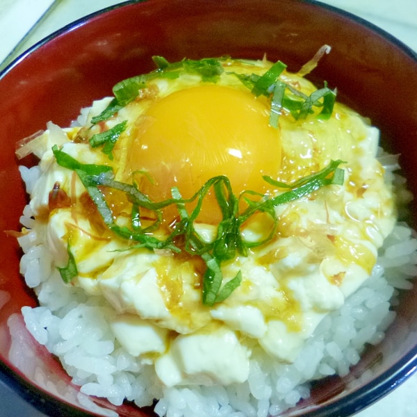 ダイエット中でも罪悪感や後悔なく食べれるどんぶり🍚 ねばとろっ❗️豆腐丼 ご飯160g具もたっぷりで492kcal500kcalは１日通して座って生活することが多い女性の１食分の目安になります、カロリーが気になる方、在宅ワークや休日のお昼にもぴったりだと思います