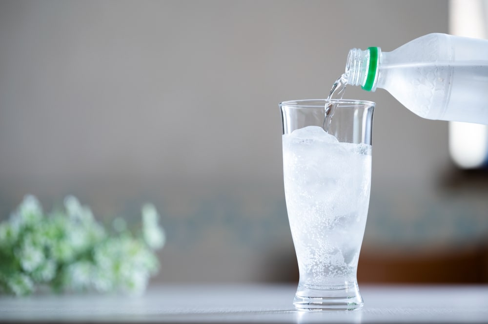 インビザライン矯正中にお酒を飲めるのか解説飲み物によるトラブルや対処方法もご紹介します