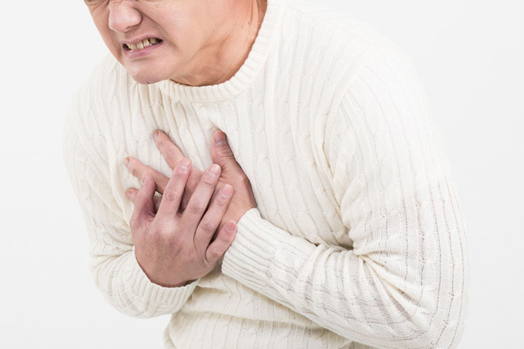 姿勢をよくしようと胸を張ると腰に悪い ？！ 知らなかった腰痛の原因 腰痛・反り腰改善トレヨガジャーナルオンライン