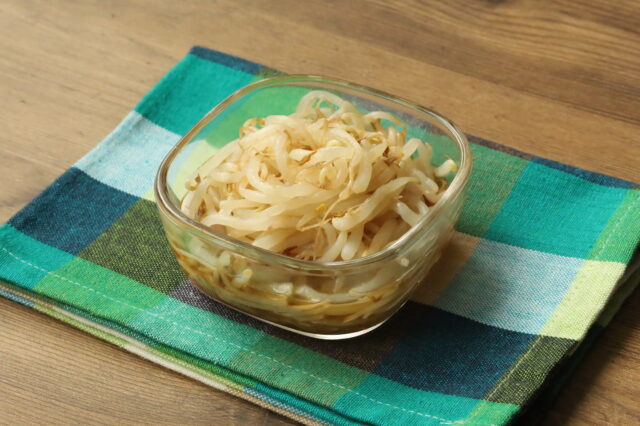 ⁡, ⁡, ⁡, こどもと作れる幼児食レシピを作っている, 管理栄養士ママのわっこです𖠋𖥣, ⁡, 今日はわが家の常備菜✨,もやしの海苔ナムルを作りました！, , 暑すぎてエアコンをつけたわが家, 来月の電気代が心配、、、, もやしってほんと安くて助かります😭, ⁡,⁡, ４才児が抱えて食べる！, ⁡, 超かんたんレシピです ^^ , ⁡, ⁡,