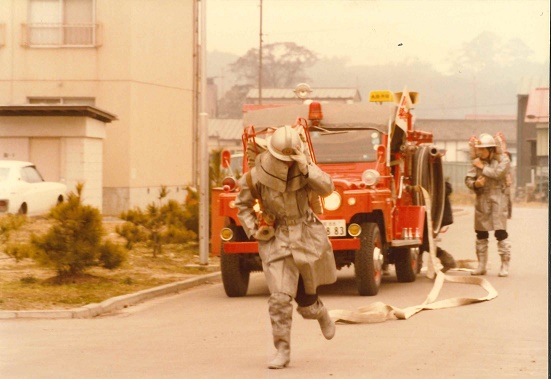 サイレン音で災害の種類が分かります , こんにちは！, 宝塚市消防本部SNS推進プロジェクトチームです！,本日は、消防車などのサイレン音をご紹介！！！, 皆様もお聞きになったことがあるのではないでしょうか？,実は、消防車などのサイレン音は、災害出動内容によって違いがあるんです！その違いをご紹介します！, 宝塚市消防本部SNS推進プロジェクトチーム,