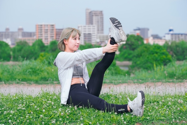 あぐらできない原因とは「あぐらだと痛い」を解消する2つの簡単ヨガポーズヨガジャーナルオンライン