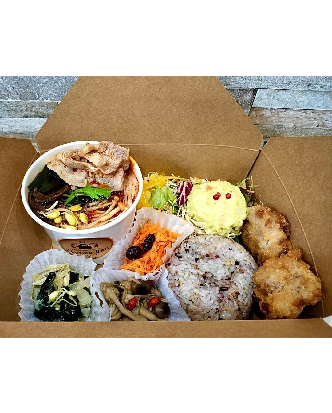 🍲 おひとり様でも楽しめる、整う薬膳鍋  10ZENオリジナルのスパイシー薬膳スープ鍋は自家製辣油にクミンやターメリックなど、数種類のスパイスを独自ブレンド。 身体の内側からじんわり温まる一杯です。  ✨肌に潤いを✨血液の巡りを整えて冷え・肩こり改善に ✨気を