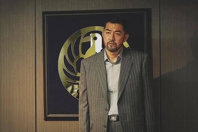 岡田准一さんら豪華キャストがレッドカーペットに登場！映画『ヘルドッグス』ジャパンプレミアレポート