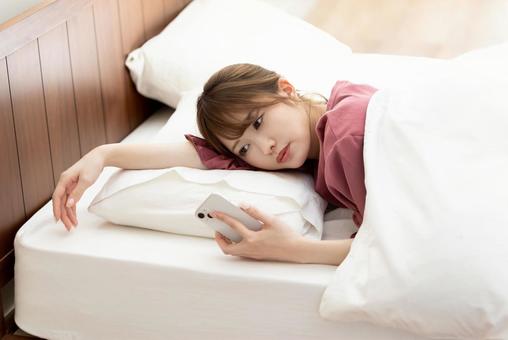 朝寝坊した女性のイラスト素材66444529- PIXTA