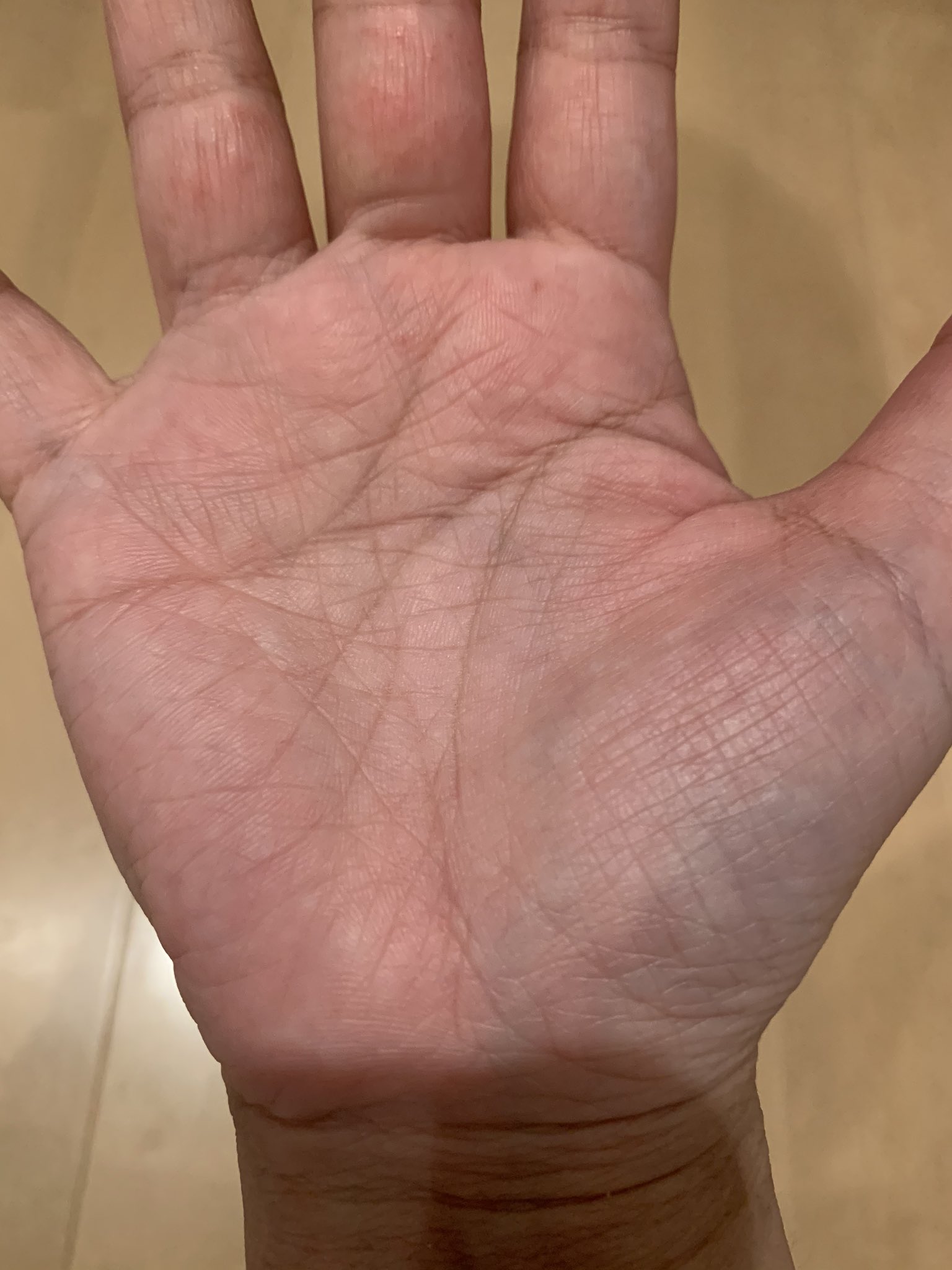 手相占い・感情線の意味や見方って？感情線が枝分かれしている場合や二本ある時、鎖状 チェーン な時はどんな意味か徹底紹介micane無料占い