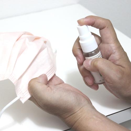 ハーブのアブラムシ対策に「北見ハッカ油」入の水をスプレーしてみました