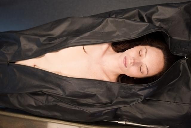 心臓がいくつあっても足りない！極悪オカルトホラー「ジェーン・ドウの解剖」 : 人間食べ食べカエル テラー小屋 - 映画.com