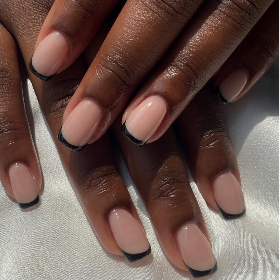 秋ネイル 赤みブラウンのワンカラーペディキュア＊シンプルにキラキラでひと手間プラスマキアオンライン美容雑誌『MAQUIA マキア 』公式ビューティサイト