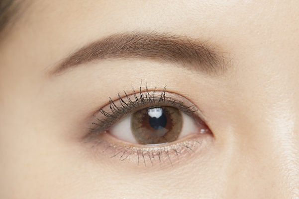 眉毛を左右対称に書く方法とは？ バランスの整え方とメイクのコツ「マイナビウーマン」