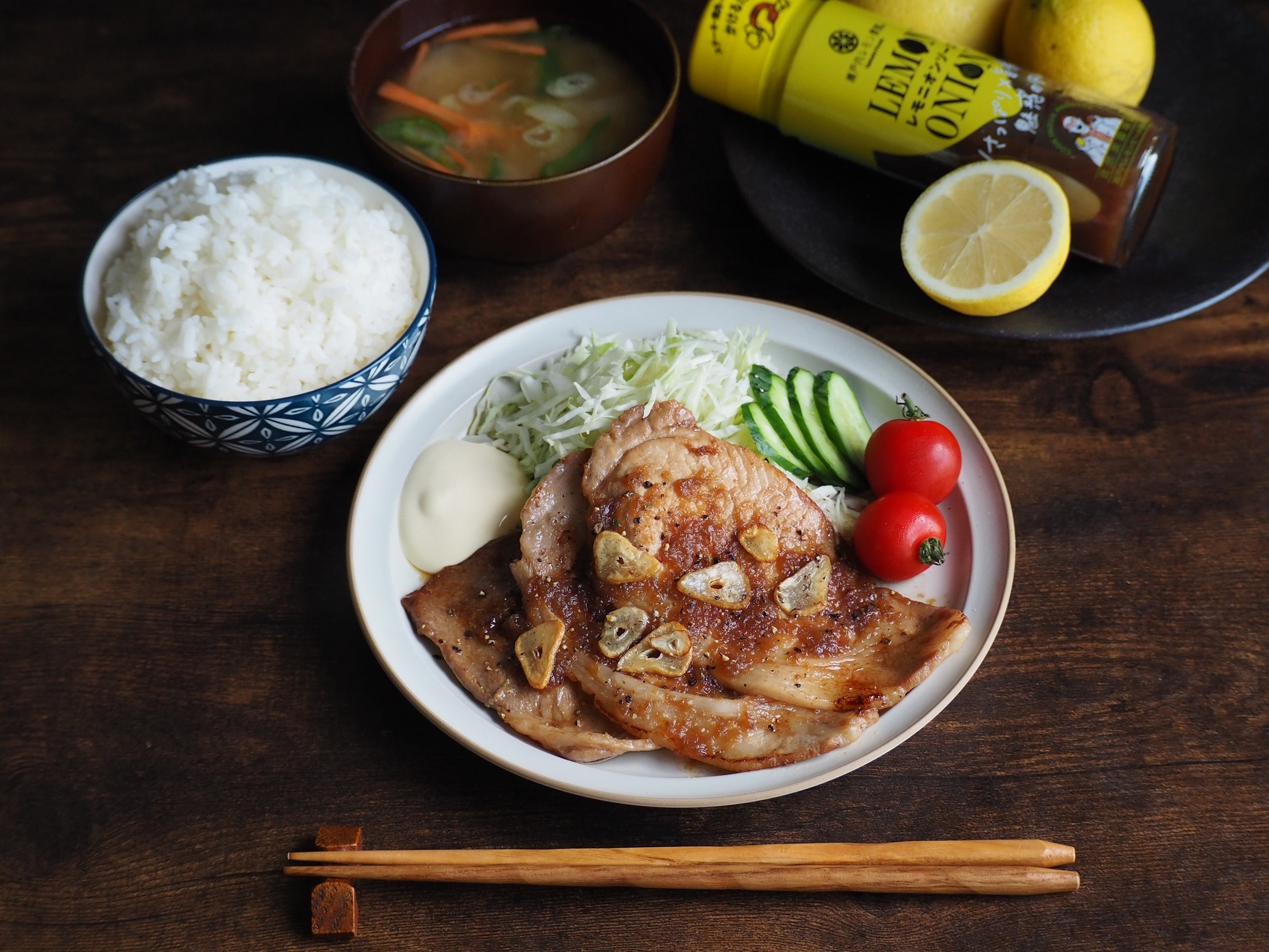 残暑に負けないスタミナ丼,にんにくの芽と豚肉スタミナ丼 , 残暑が続く毎日、1度食べておきたいスタミナ丼🔥,豚肉とにんにくの芽で美味しくスタミナUP！, 濃いめの味付けとピリ辛のキムチの素でご飯が進む🤩, 疲れ気味の身体にオススメの1品です👏,材料：2人分 , 豚こま肉約250ｇ, ニンニクの芽約80ｇ, ごはん2人分, 卵黄2個, 白ごまお好み,