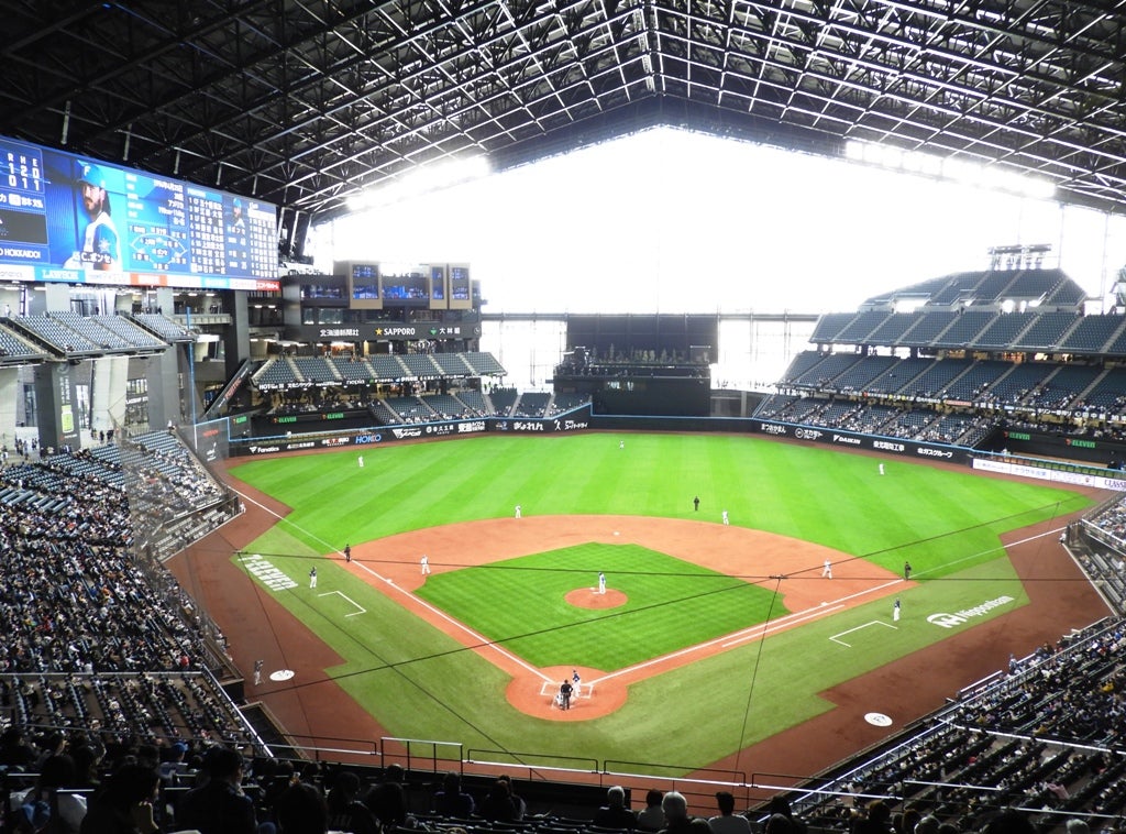 エスコンフィールド北海道 , 本日、試合後のチケットオプションで「天然芝メンテナンス体験」をしてきました！,内容は芝が剥がれたところに砂を入れておくというものでした。, ここに水が撒かれることで再び育つそうです。,思ったより芝は剥がれていて補修は大変だなと実感しました！,内野は今年から人工芝ですが、あれだけイレギュラーしてエラーが増えたらそうなるよなぁなんて思ったりもしました,