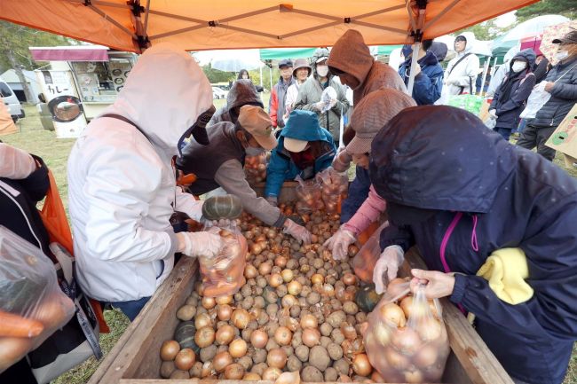 岩内仙峡で「もみじまつり」 三連休中日 雨空の下、秋の味覚や紅葉楽しむ十勝毎日新聞電子版－Tokachi Mainichi News Web