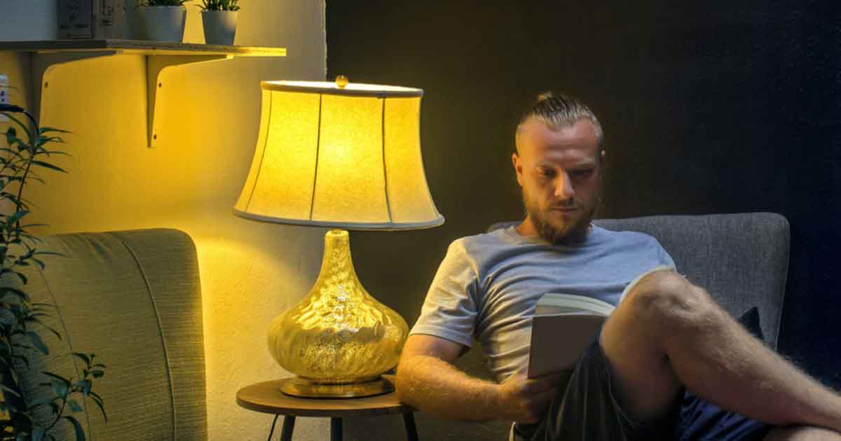 ベッドで読書をするならネックライトか取り付け型どっちがおすすめ？おしゃれ照明器具ならMotoM