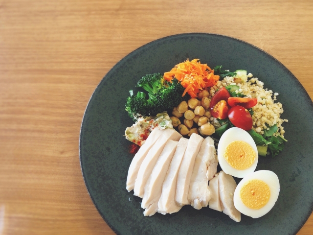 鶏胸肉でダイエットレシピ！高タンパク低脂質！本当に美味しい『痩せ鶏チリ』の作り方 - だれウマ