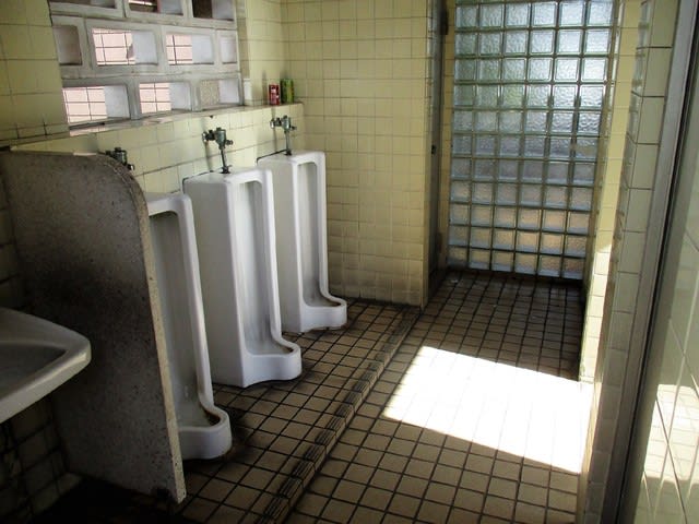 開設以来90年、もしかしたら都内唯一の半地下式かもしれない「港区立 大門際公衆トイレ」。初詣ついでに見学しておきたい。歩いて知った麻布ガイド