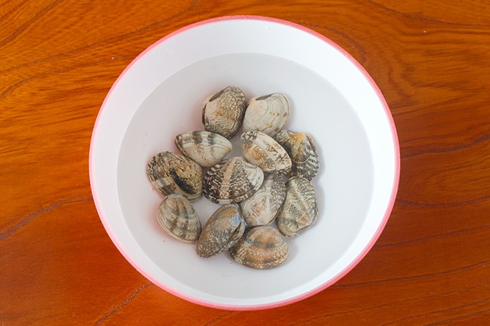 あさりとしじみの上手な砂抜き方法！味噌汁をおいしくする貝の加熱のコツハウジーマガジン