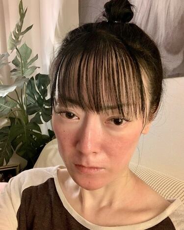 赤ら顔・顔の赤みで悩んでいる方いませんか⁉️ ㅤㅤㅤㅤㅤㅤㅤㅤㅤㅤㅤㅤㅤ 🙋‍♀️はーい！私です🤣 ㅤㅤㅤㅤㅤㅤㅤㅤㅤㅤㅤㅤㅤ すっぴん加工なし写真を掲載していますが、生まれつき皮膚が薄く、色白タイプだから 血管が透けてみえて😭💦 すっぴんだと顔が赤いし